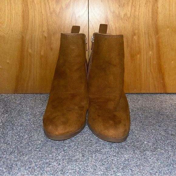 Express Women’s Tan Velvety Heeled Ankle Boots with 3 Inch Heel- Size 8. - Picture 2 of 4